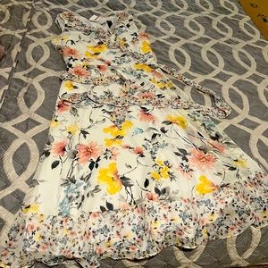 Flowery dress with tie waist and zipper back